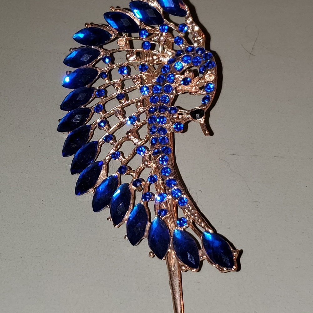 Bright blue hairpin in peacock feather form